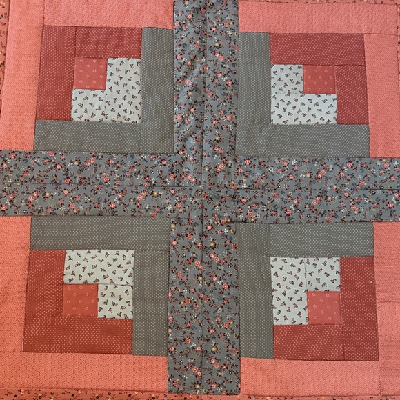 Elegant Patchwork Quilt in Pink and Gray - Picture 3 of 6